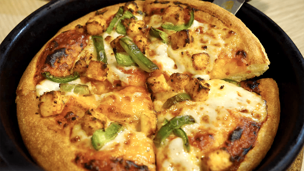 Pizza Hut in India is Delicious! Spicy Indian Pizza | Kolkata, India ...