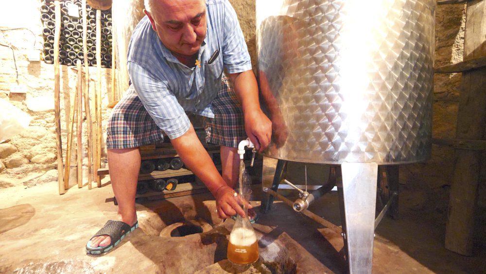The owner of Bardanashvilis Marani pouring wine