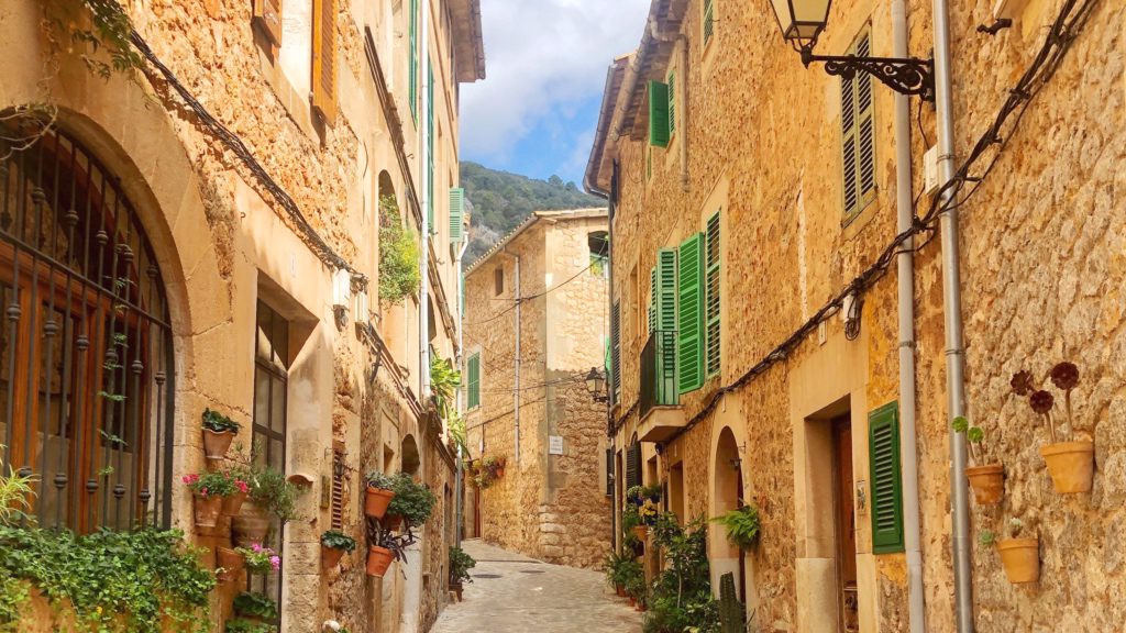 A peaceful alleyway between buildings in Mallorca | David's Been Here