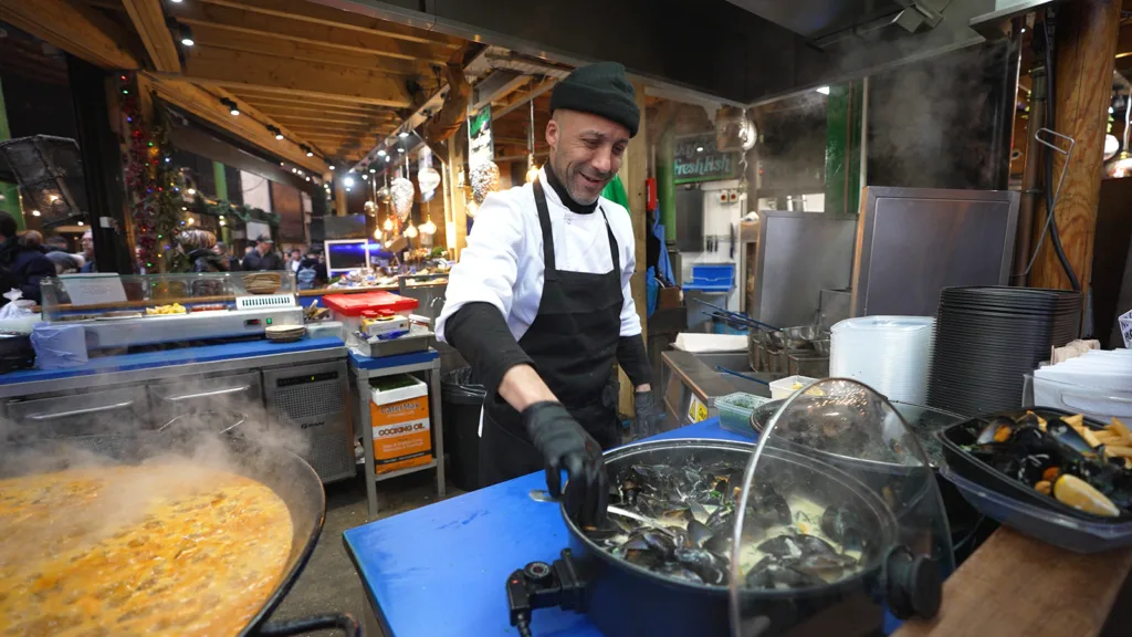 A cook prepares mussels at Bomba Paella | Davidsbeenhere