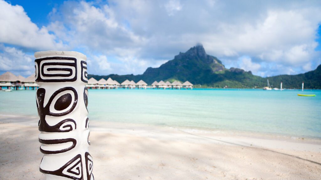 A carved totem on a beach on the island | Davidsbeenhere