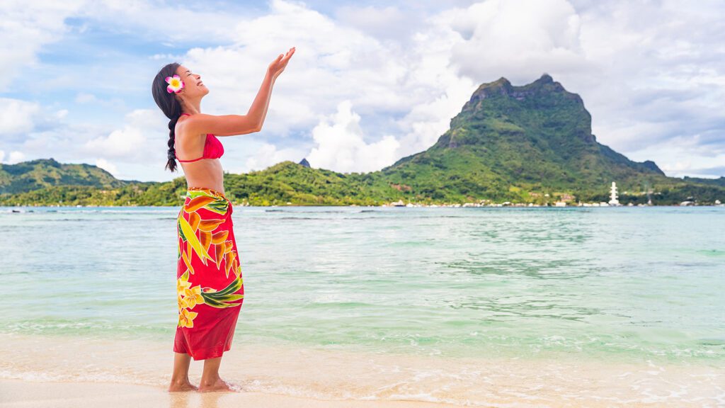 A traditional hula dancer on the beach | Davidsbeenhere